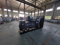 上柴動(dòng)力350千瓦柴油發(fā)電機(jī)組柴油機(jī)型號SC13E550D2配套悅成無刷全銅發(fā)電機(jī)，自動(dòng)自保護(hù)控制器